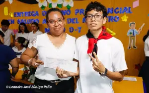 Maestras y maestros del distrito VII de Managua reciben bono presidencial