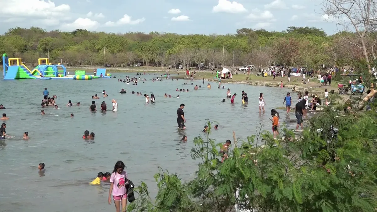 Managuas salen de la rutina y sofocan el calor en la refrescante Xiloa