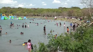 Managuas salen de la rutina y sofocan el calor en la refrescante Xiloa