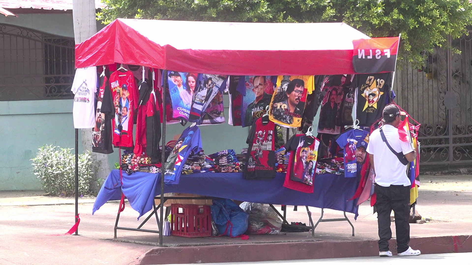 Comerciantes de la avenida de Bolívar a Chavéz ya tienen de todo para este 47/19