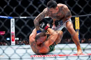 Conor McGregor no pudo completar su regreso y cae ante Holloway