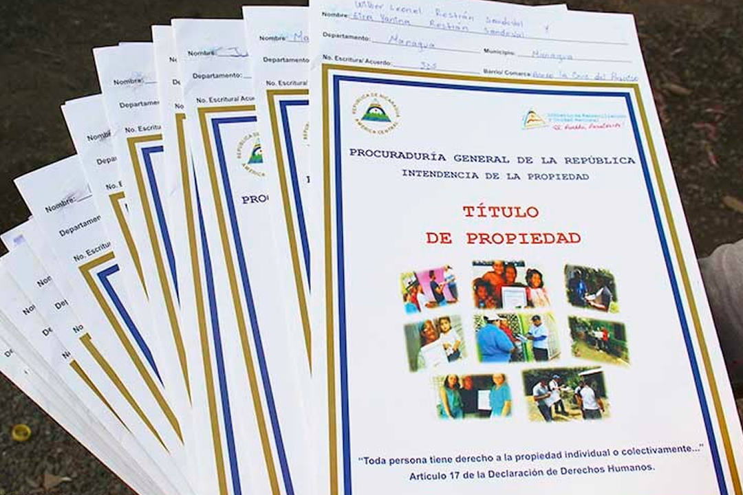 Gobierno entrega 410 títulos de propiedad a familias nicaragüenses