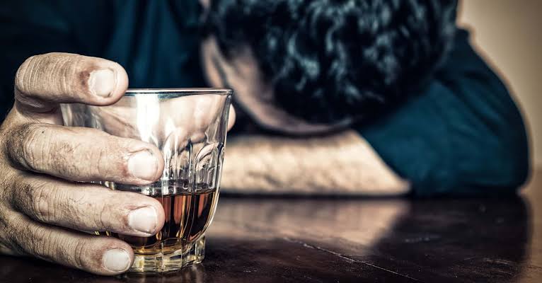 Adicción al alcohol: ¿Cómo identificar las señales de alerta?