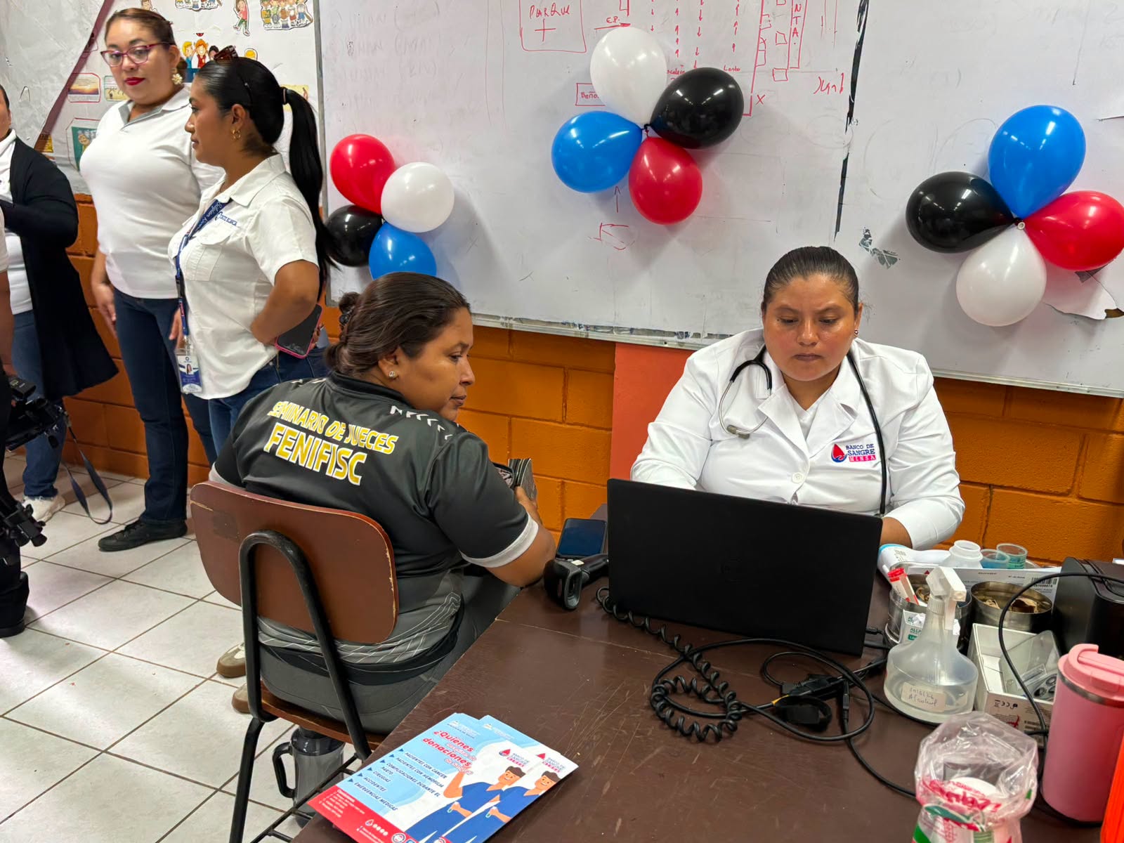 Atletas nicaragüenses donan sangre en un acto de amor a la vida