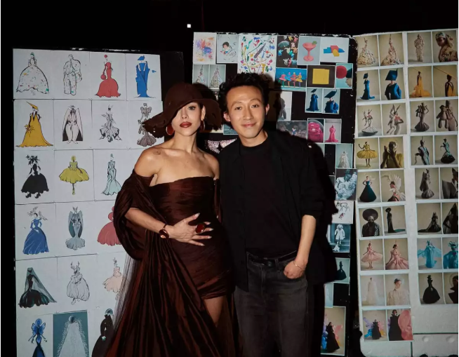 Danna sorprende con elegante aparición en la Paris Fashion Week