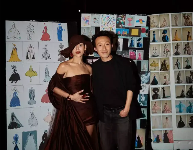 Danna sorprende con elegante aparición en la Paris Fashion Week