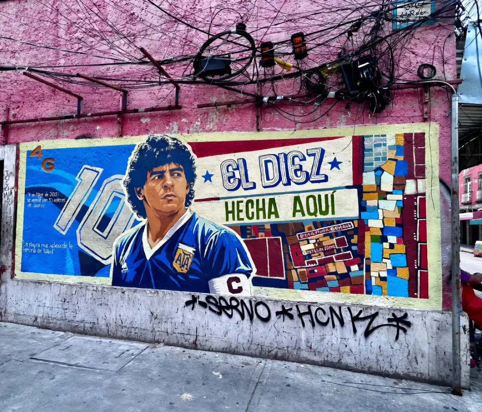 Mural en Tepito revive la histórica camiseta de Maradona de México 86