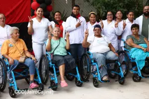 Entregan sillas de ruedas a protagonistas del programa “Todos con Voz”