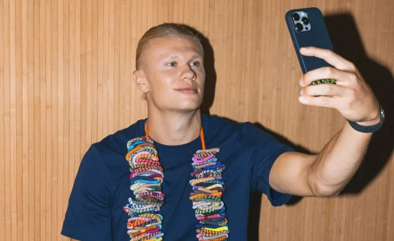 Erling Haaland convierte su icónico peinado en un exitoso negocio de ligas para el cabello
