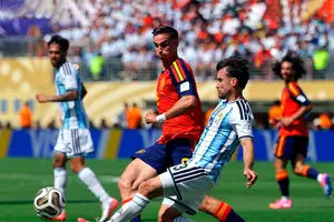 España rompe el sueño del bicampeonato: Argentina cae en una final llena de épica