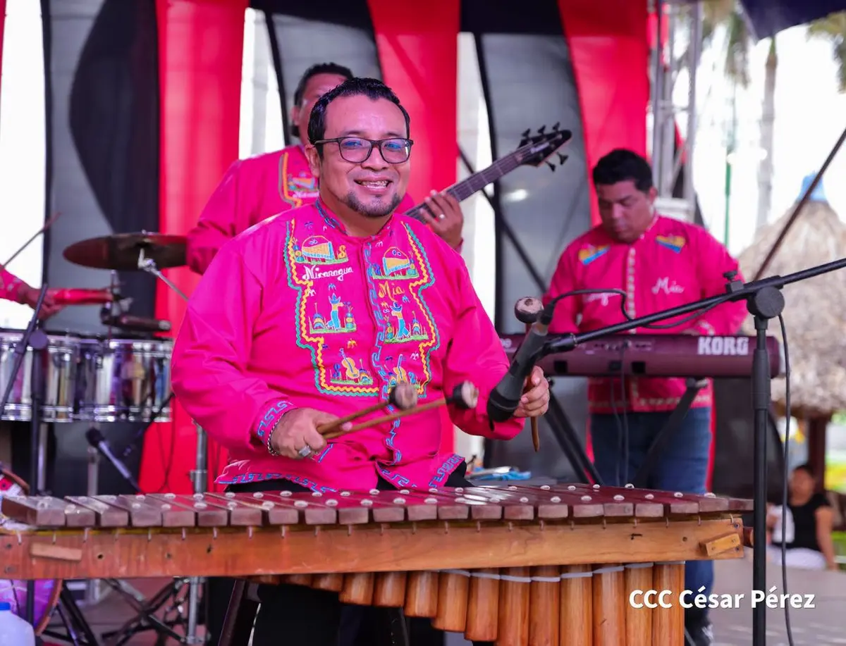 Familias disfrutaron de un alegre concierto revolucionario en el puerto Salvador Allende