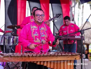 Familias disfrutaron de un alegre concierto revolucionario en el puerto Salvador Allende