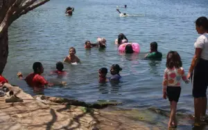 Familias disfrutan de la paz en la laguna de Xiloa en este Julio victorioso