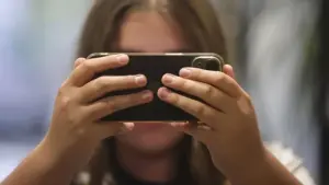 Francia prohíbe redes sociales a menores de 15 años