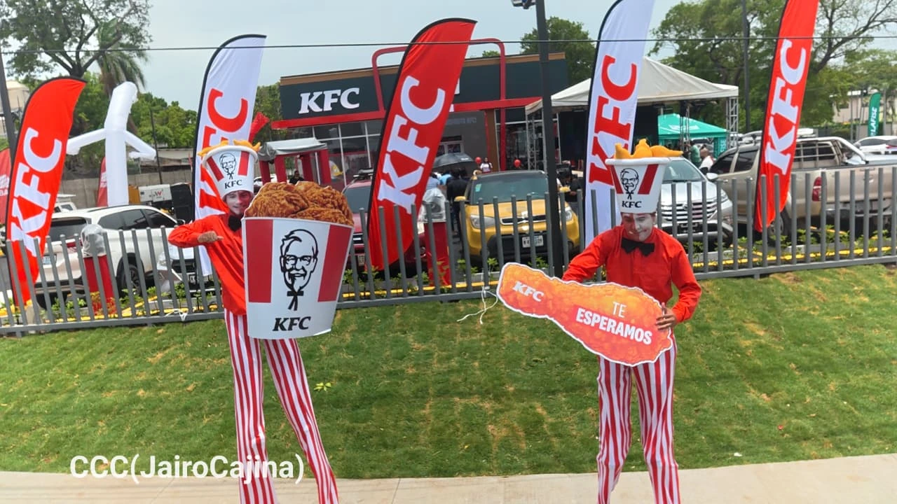 Centenares de familias disfrutan la apertura del primer KFC en Nicaragua