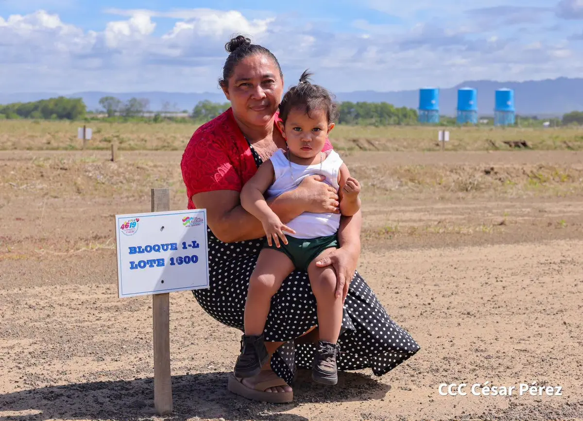 Managua: 250 familias reciben lotes de terreno en Villa Esperanza