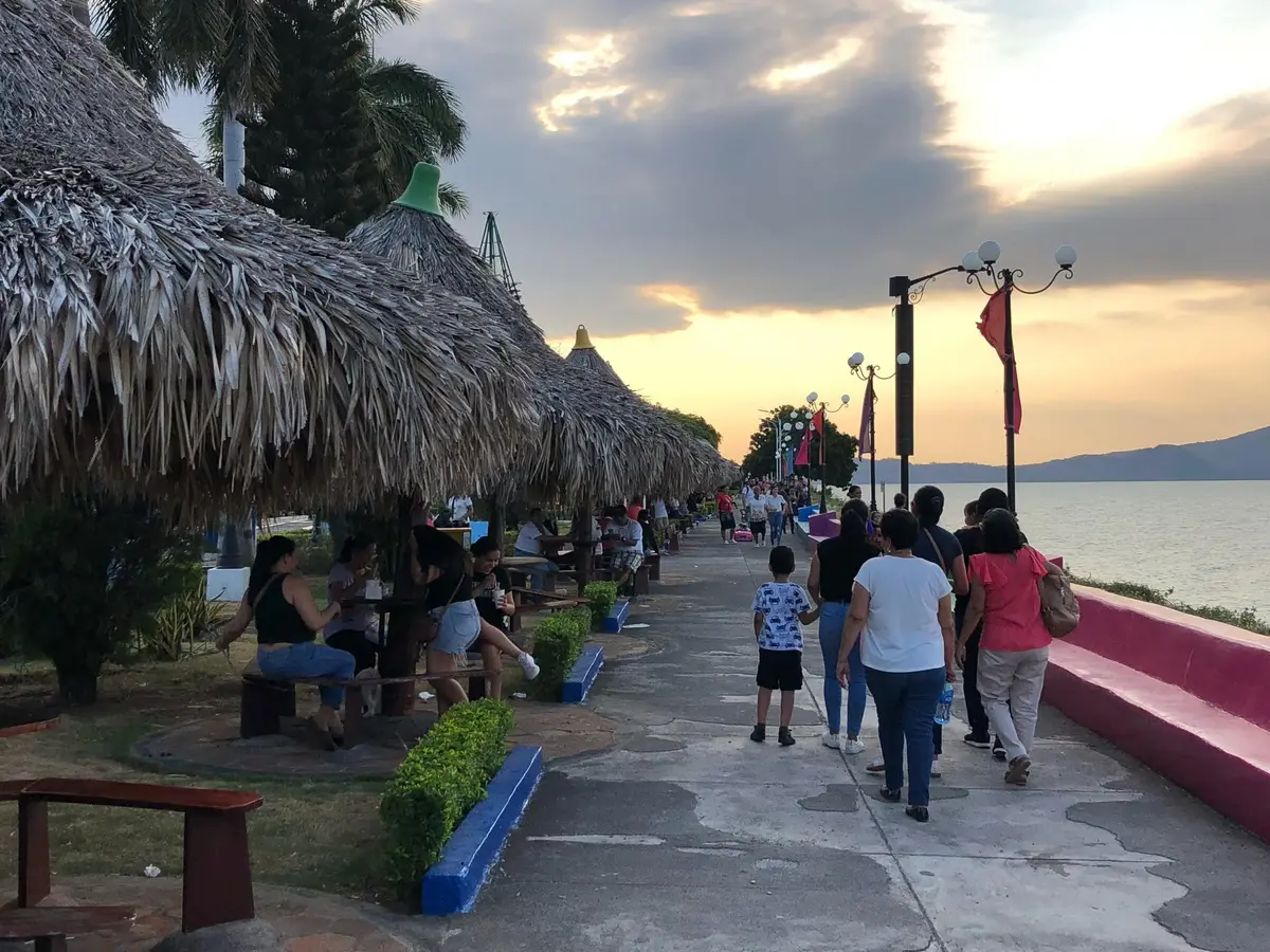 Familias disfrutan de las muchas opciones que ofrece el Puerto Salvador Allende