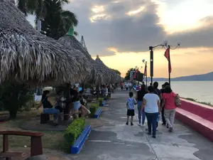 Familias disfrutan de las muchas opciones que ofrece el Puerto Salvador Allende