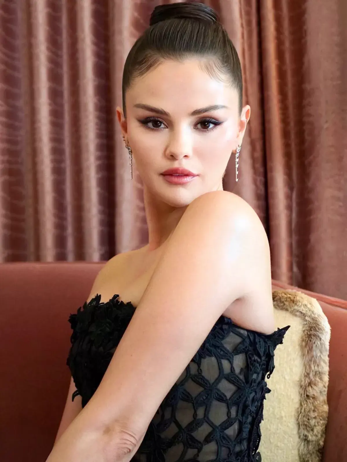 Selena Gomez deslumbra con elegante look en la antesala de la boda de Taylor Swift