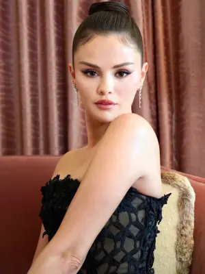 Selena Gomez deslumbra con elegante look en la antesala de la boda de Taylor Swift
