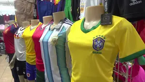 Mercado Roberto Huembes te espera con buenas promociones de camisas de tu selección favorita