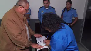 Mujer fue encontrada con cocaína en un barrio de Managua