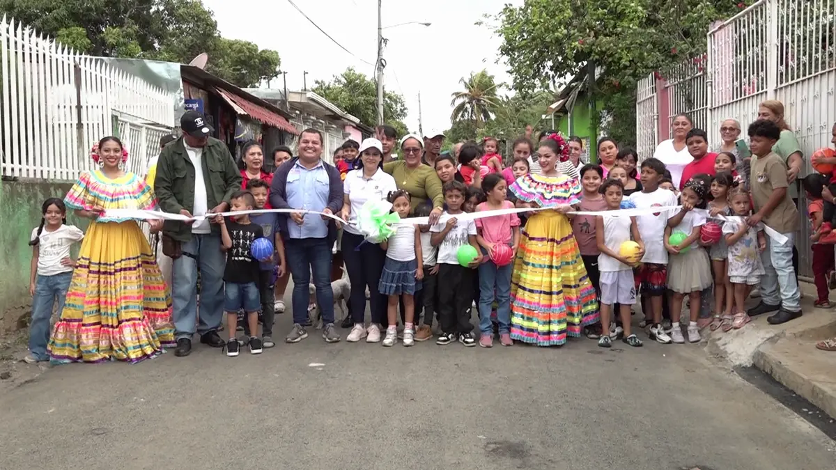 Familias del barrio 31 de diciembre en Managua celebran inauguración de obra vial