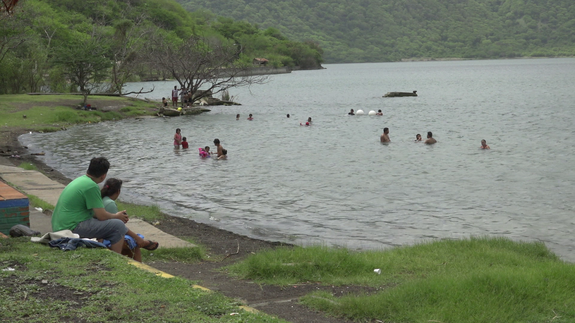 Familias disfrutan de su fin de semana en la imponente laguna de Xiloá