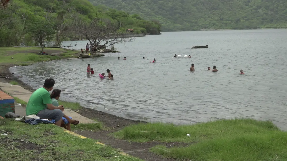 Familias disfrutan de su fin de semana en la imponente laguna de Xiloá