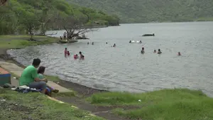 Familias disfrutan de su fin de semana en la imponente laguna de Xiloá