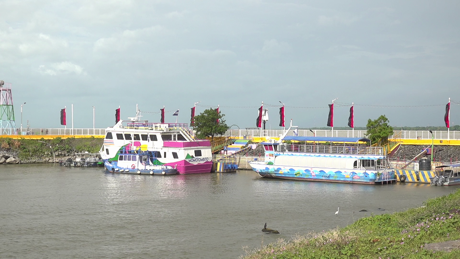 Managua: familias disfrutan de un ambiente de paz y tranquilidad en el puerto Salvador Allende