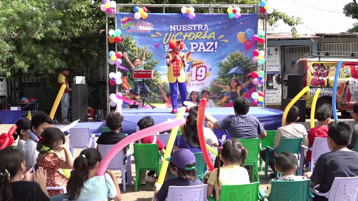 Mimados de la Revolución disfrutaron de un show de Payasos en el barrio Lennin Grado