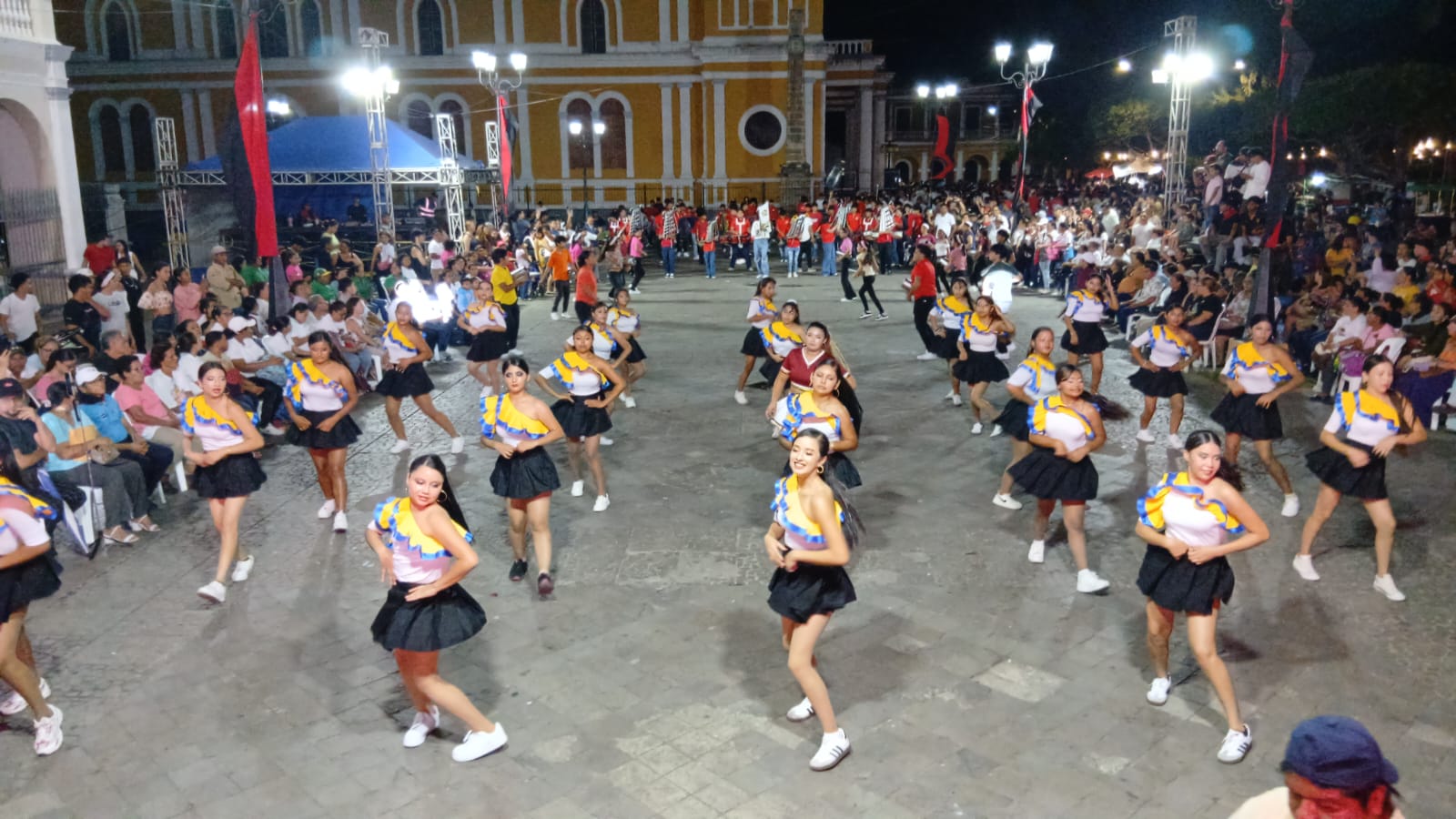Granada se viste de fiesta para conmemorar el Día de la Alegría Nacional
