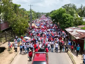 Marea rojinegra llena de alegría las calles de Bilwi