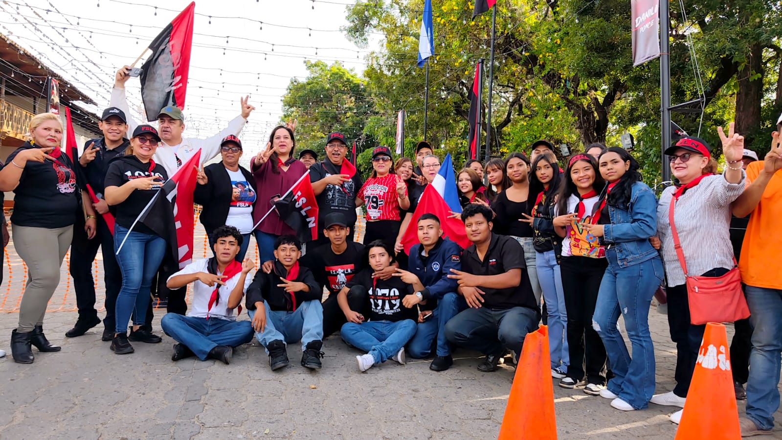 Familias de Ocotal reciben el 47 aniversario de la Revolución con una colorida diana