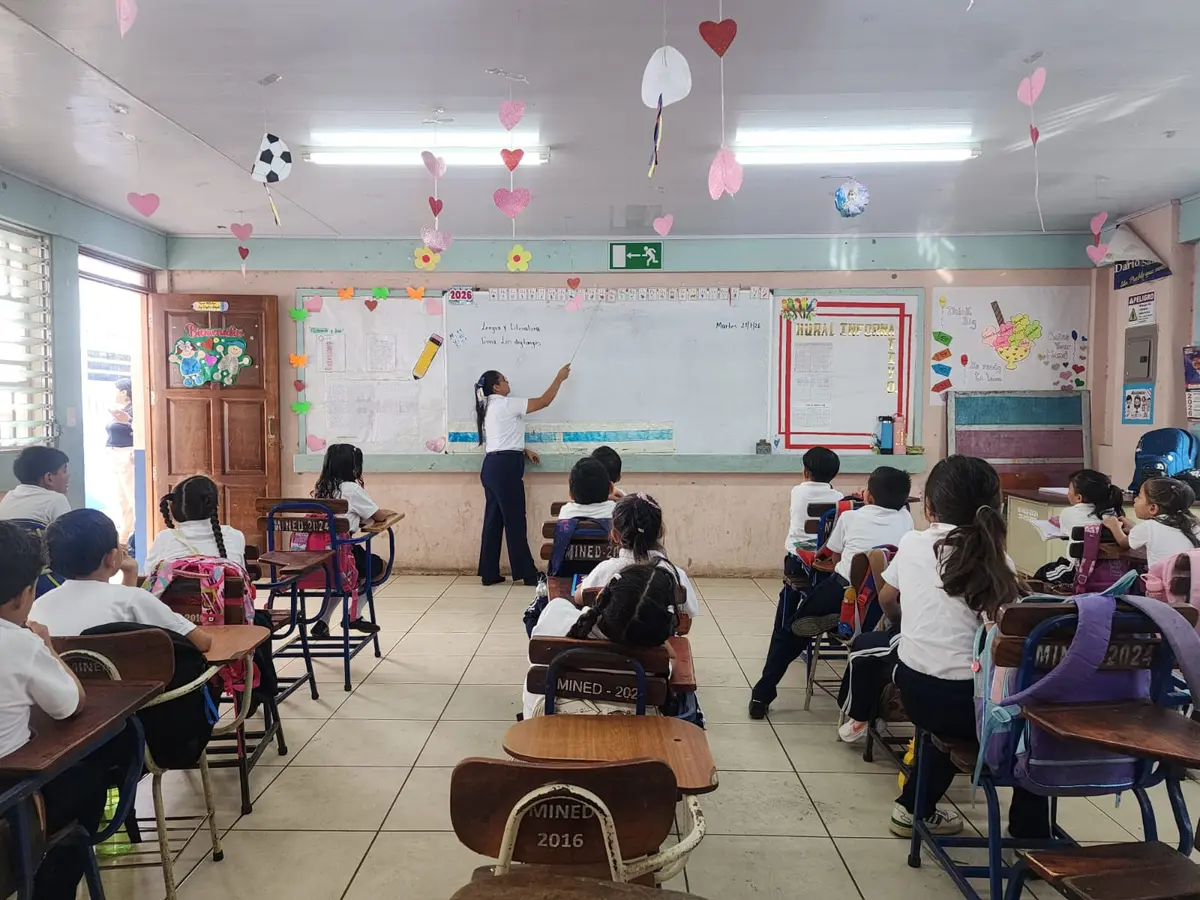 Estudiantes vuelven a las aulas con entusiasmo y nuevos retos de aprendizaje